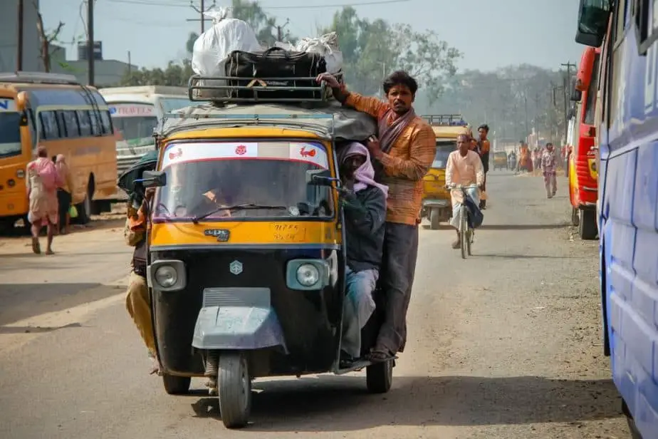 rickshaw-traffic-roads street 2158447_1920 (1)