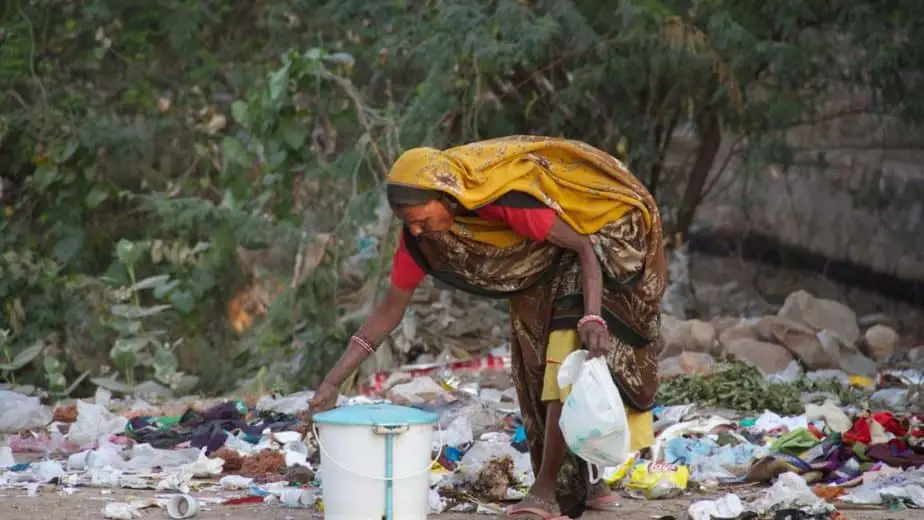 india-trash-woman-streets585078_1920