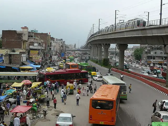 640px-Delhi_Metro_and_CNG_Buses_in_Azadpur_Neighborhood