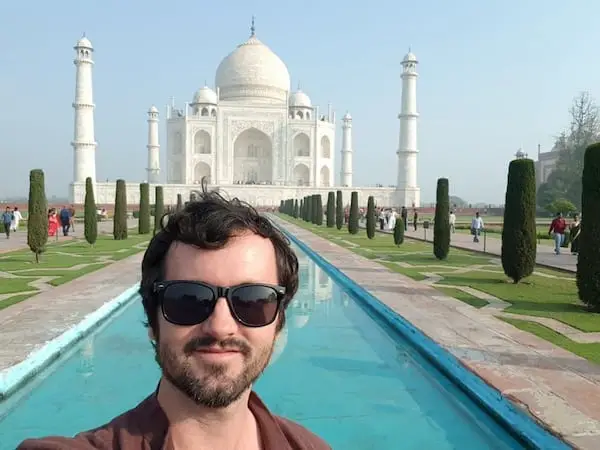 solo trips from delhi taj mahal selfie